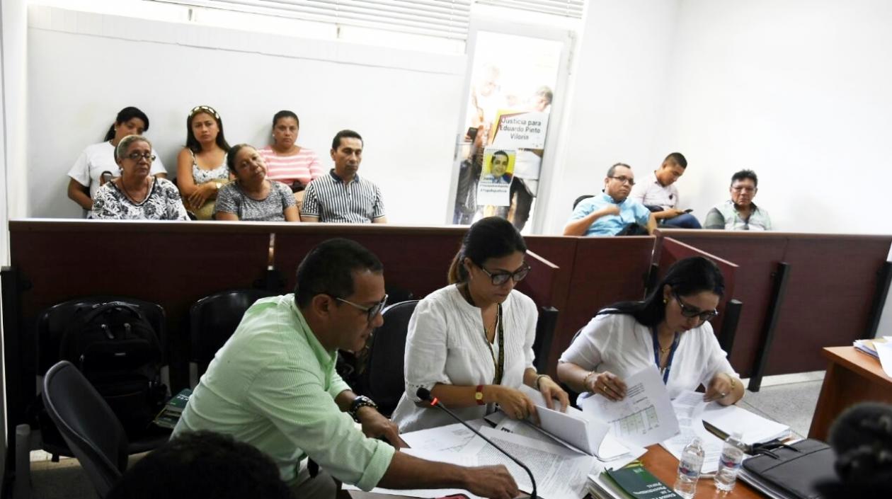 Familiares de Eduardo Pinto se encuentran en la puerta de la sala.