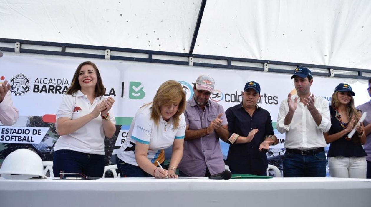 Clara Luz Roldán, directora de Coldeportes, y el Alcalde Alejandro Char.