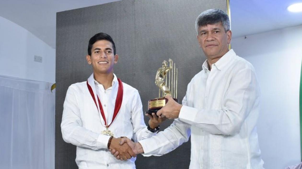 El ciclista Nelson Soto recibe de manos del periodista Estewil Quesada el premio de Deportista del Año 2017, que otorga la Acord Atlántico.