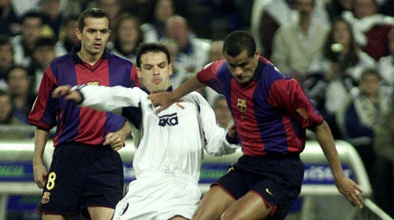 Rivaldo en sus años como jugador del Barcelona enfrentando al Real Madrid. 