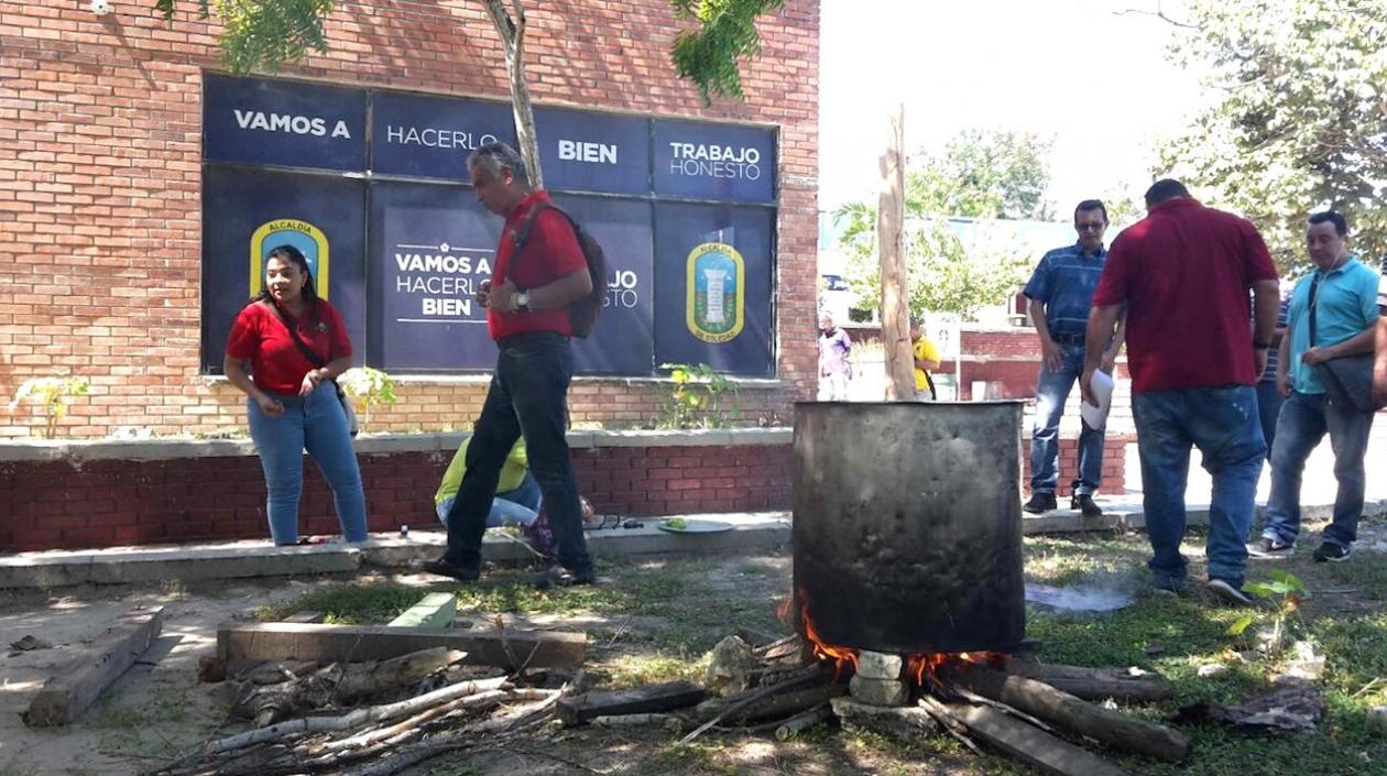 Una olla con sancocho en medio de la jornada de protesta.c