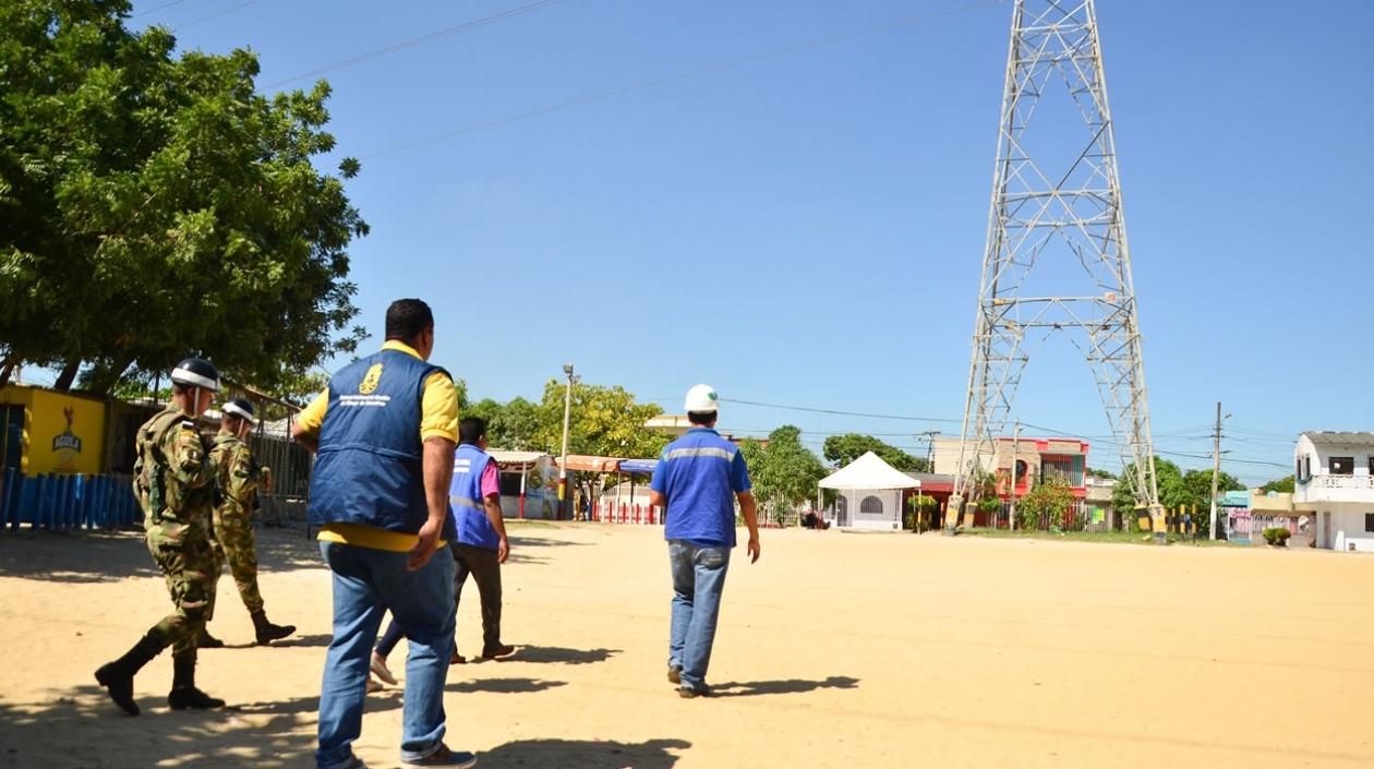 Personal de Edumás sensibilizando a habitantes de sectores en donde se levantan torres de energía.