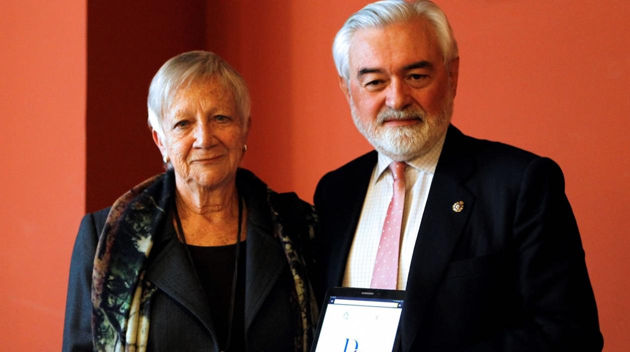 El director de la Real Academia Española (RAE), Dario Villanueva (d), y Paz Battaner (i), anuncian las modificaciones llevadas a cabo en la edición digital de su diccionario