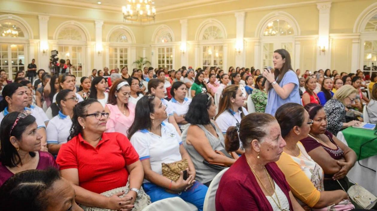 La directora del ICBF Karen Abudinen en presentación de la campaña “La familia es mi cuento”