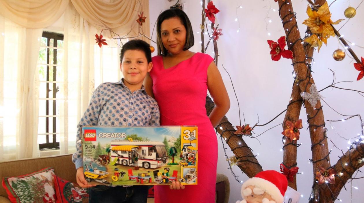 Enrique Pedroza De La Hoz al lado de su madre. 