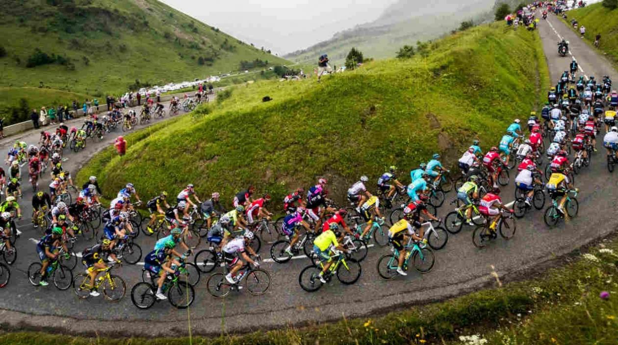 Pelotón en una carrera de ciclismo. 