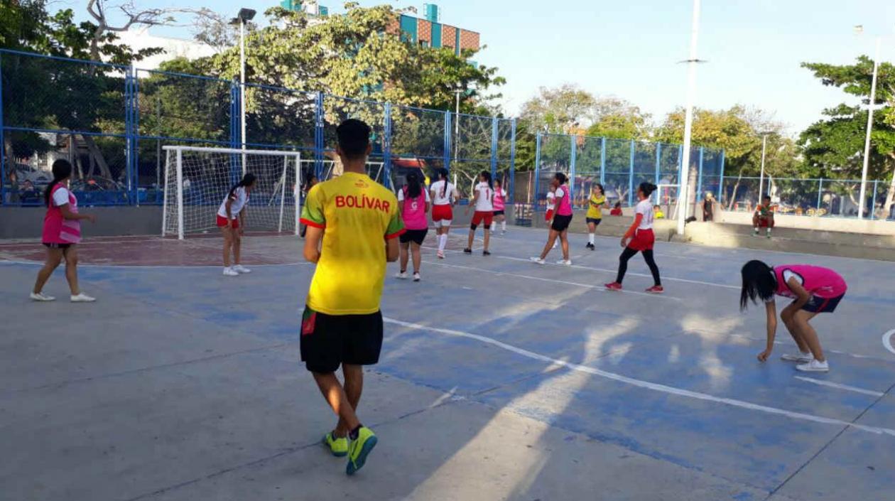 Acción de uno de los partidos del campeonato. 