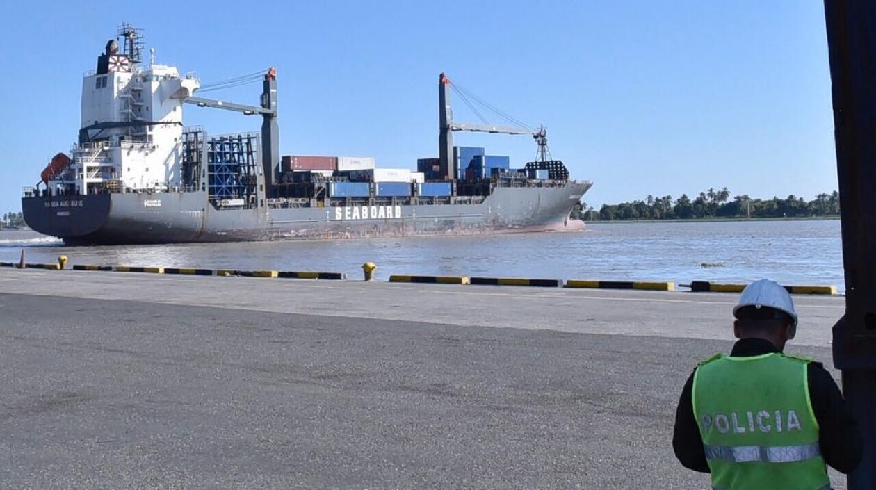 El buque que debe aligerar carga en La Guajira.
