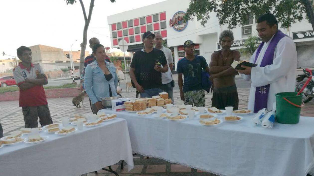Momentos en que el párroco William Acosta hacía la bendición de los panes y los alimentos.
