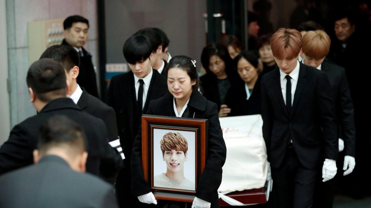 Sentida despedida del cantante en su funeral.