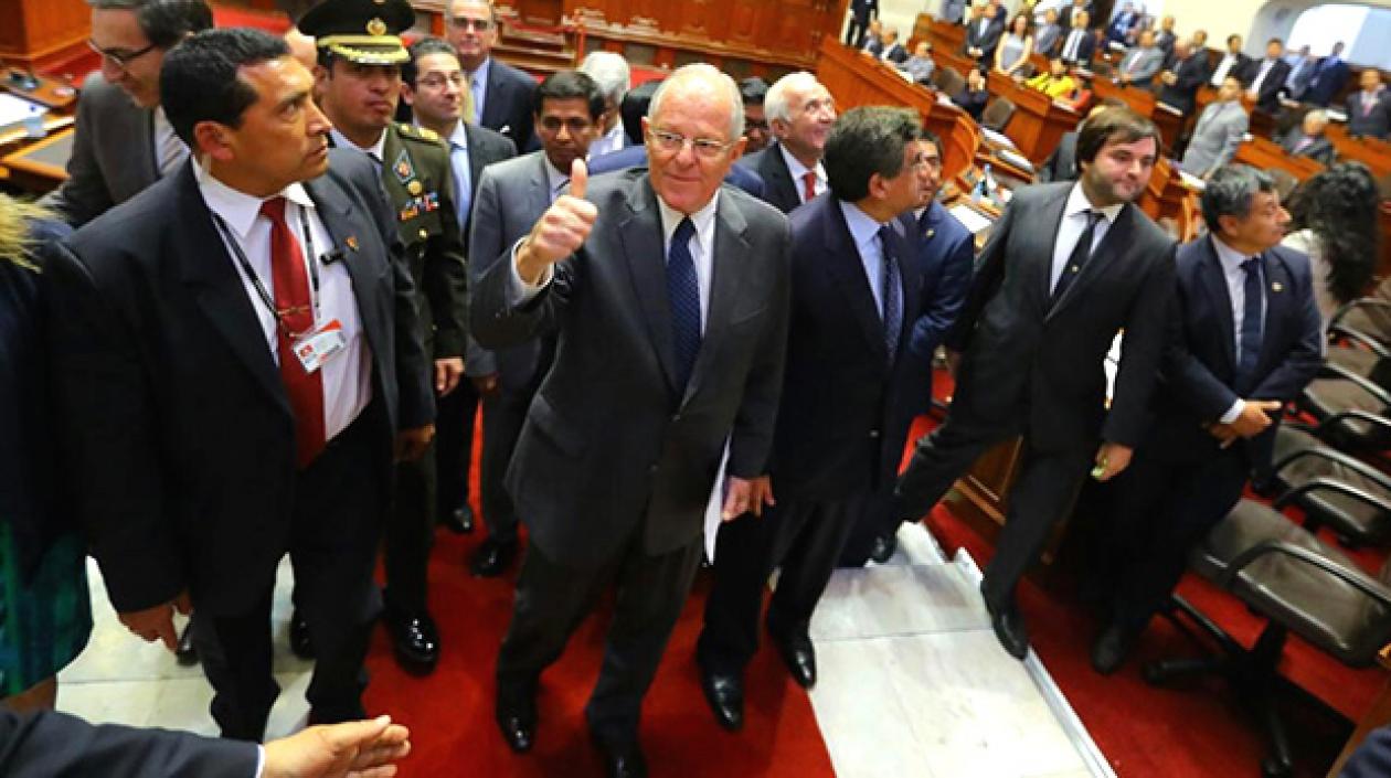 El Presidente peruano Pedro Pablo Kuczynski Godard, saludando a su ingreso al Congreso.