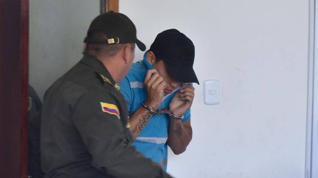 Levith Rúa ingresando a la sala de audiencia.