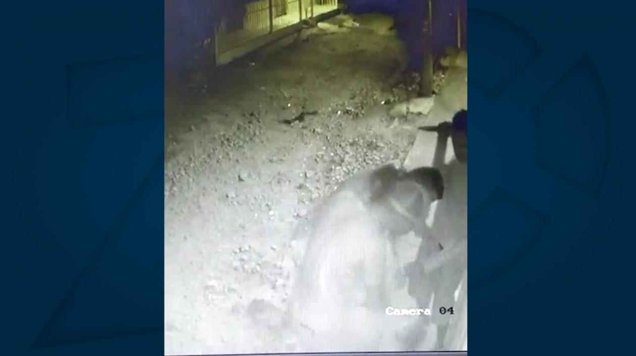 Momentos en que era asaltada la mujer.