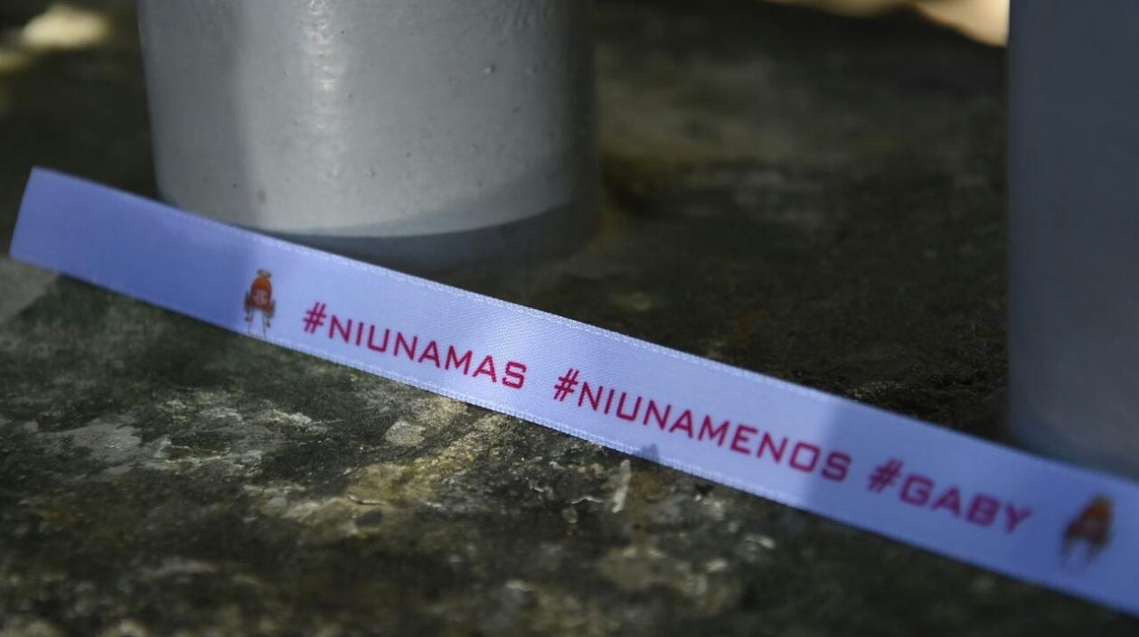 "Ni una más" es lo que piden las personas que asisten al sepelio de la joven Gabriela Andrea Romero Cabarcas.