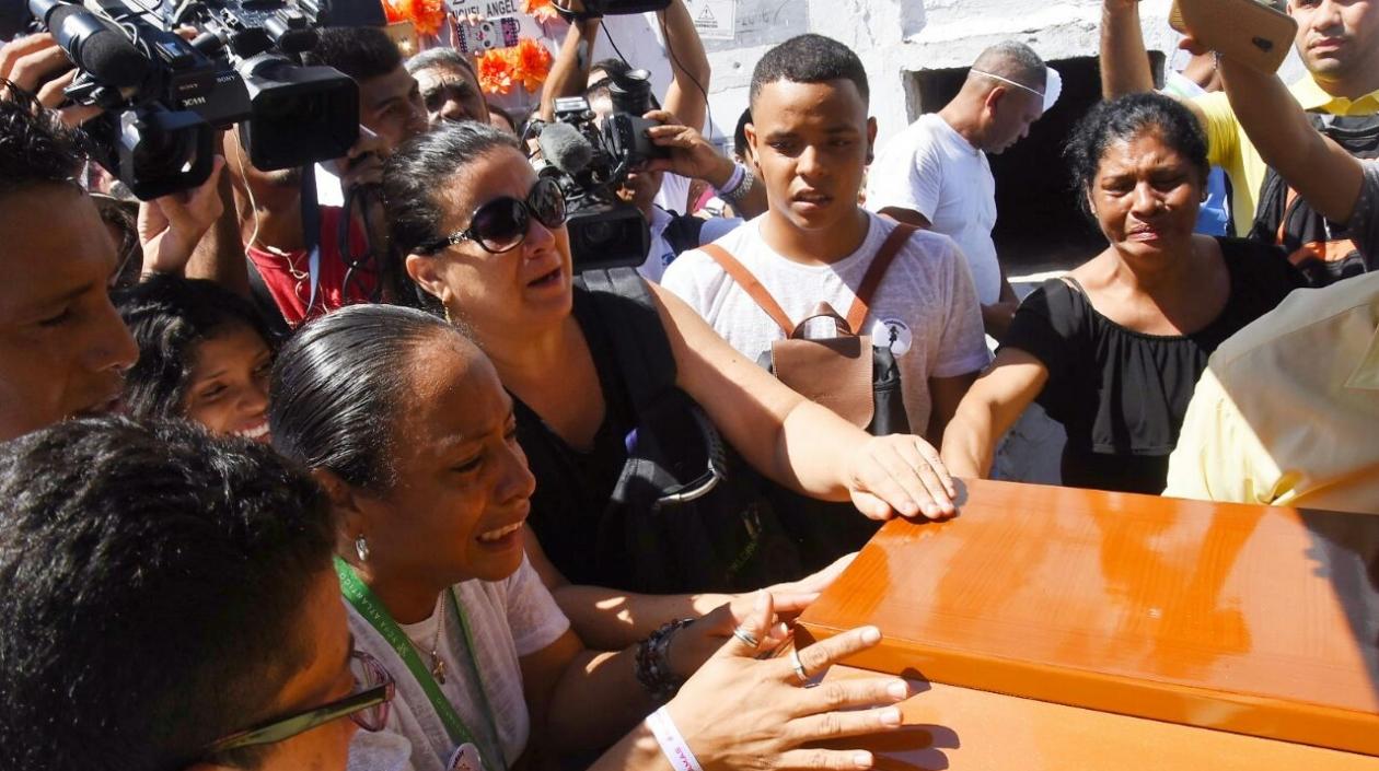 Luz Divina Cabarcas llora frente al ataúd de su hija, Gabriela Andrea.