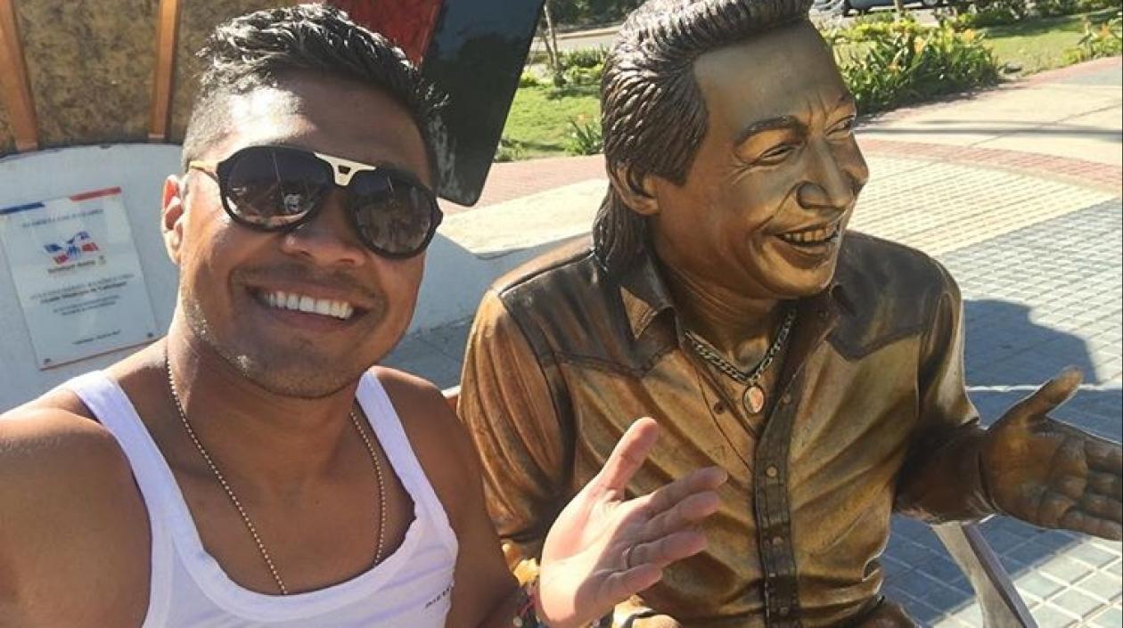 Teófilo Gutiérrez con la estatua de Diomedes Díaz. 