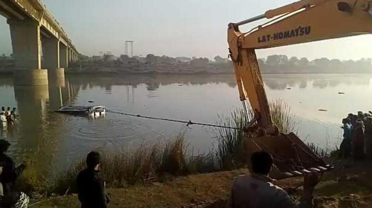 El autobus cayó al río.