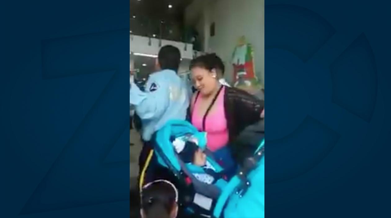 Momento en el que vigilante no dejaba ingresar a la paciente.