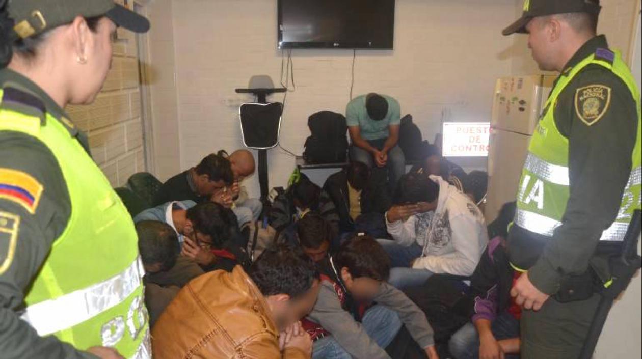 El grupo de extranjeros tras el operativo de la Policía.