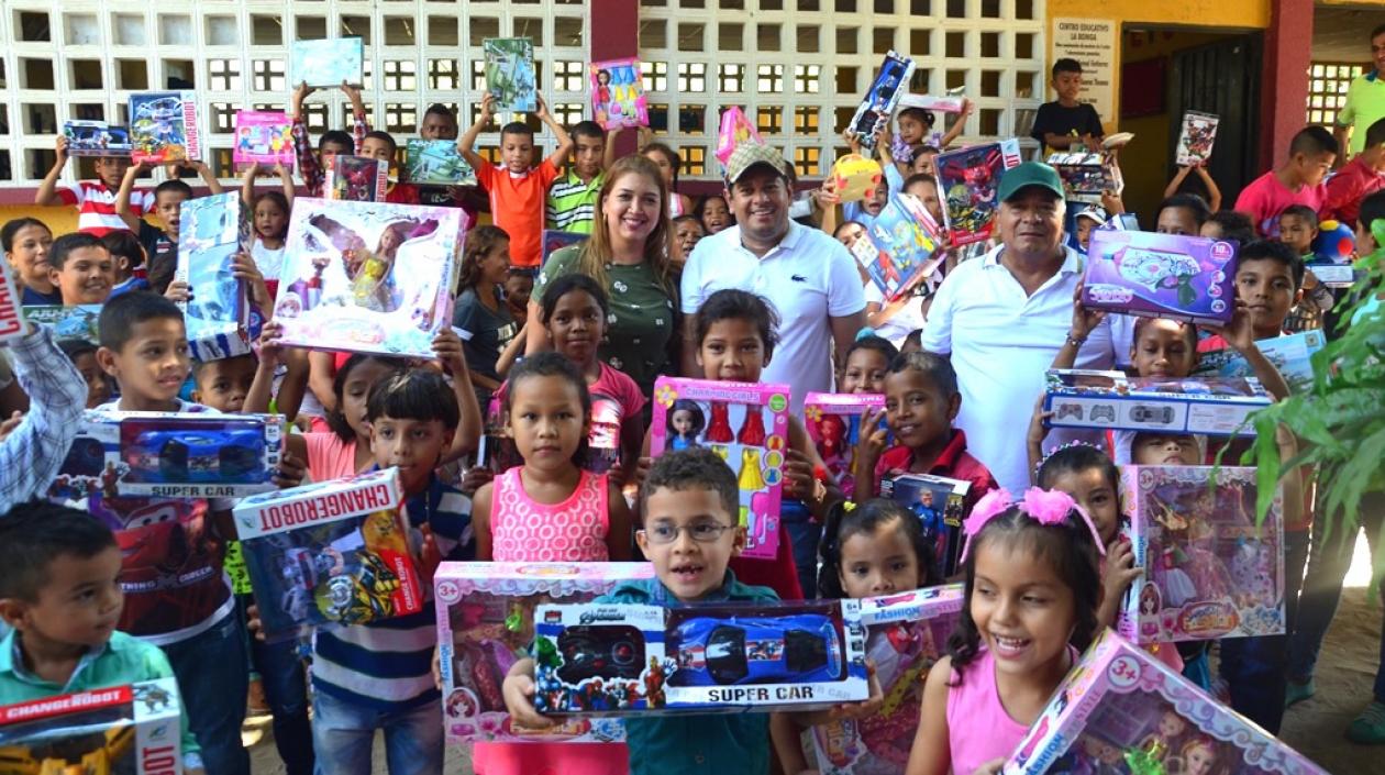 El Alcalde Efraín Bello y la primera gestora Liliana Ramírez, durante la entrega de regalos.