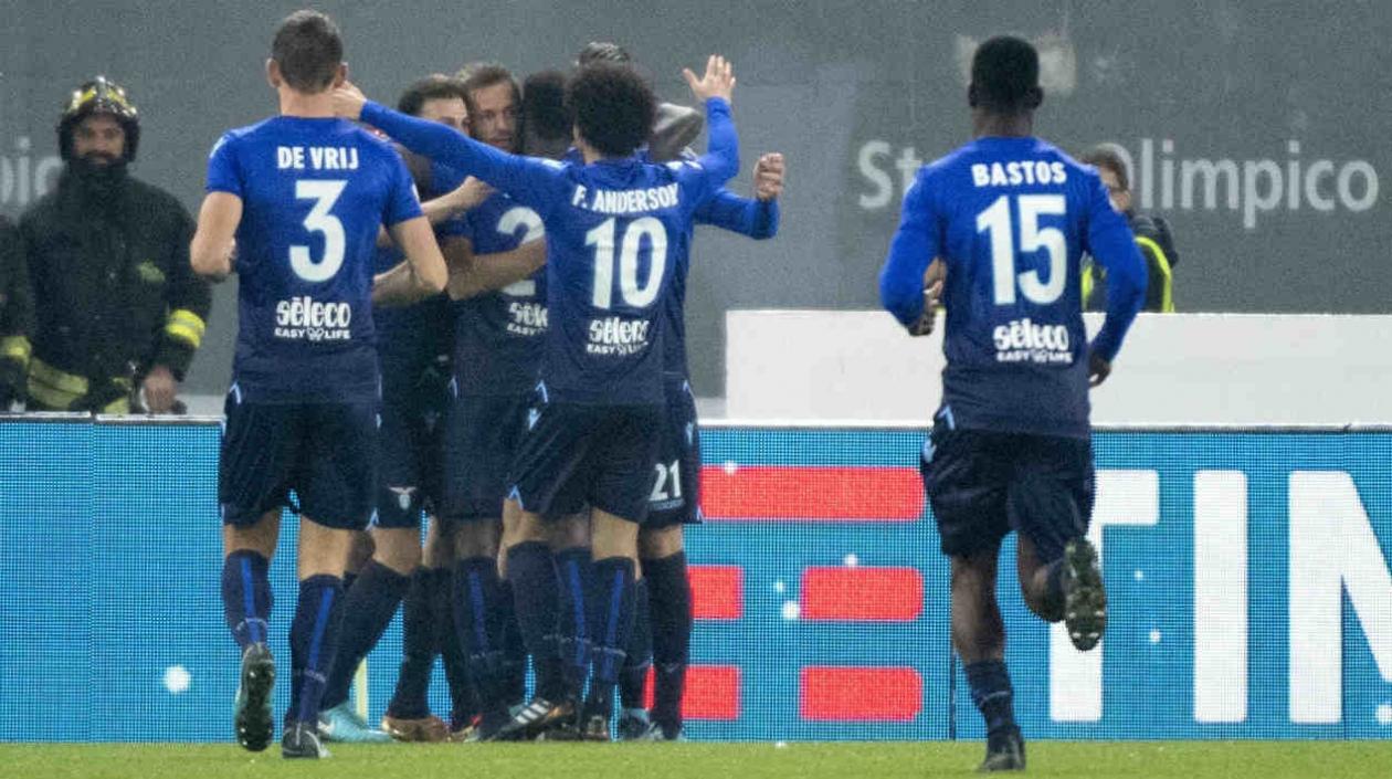 Jugadores de Lazio celebran la anotación. 