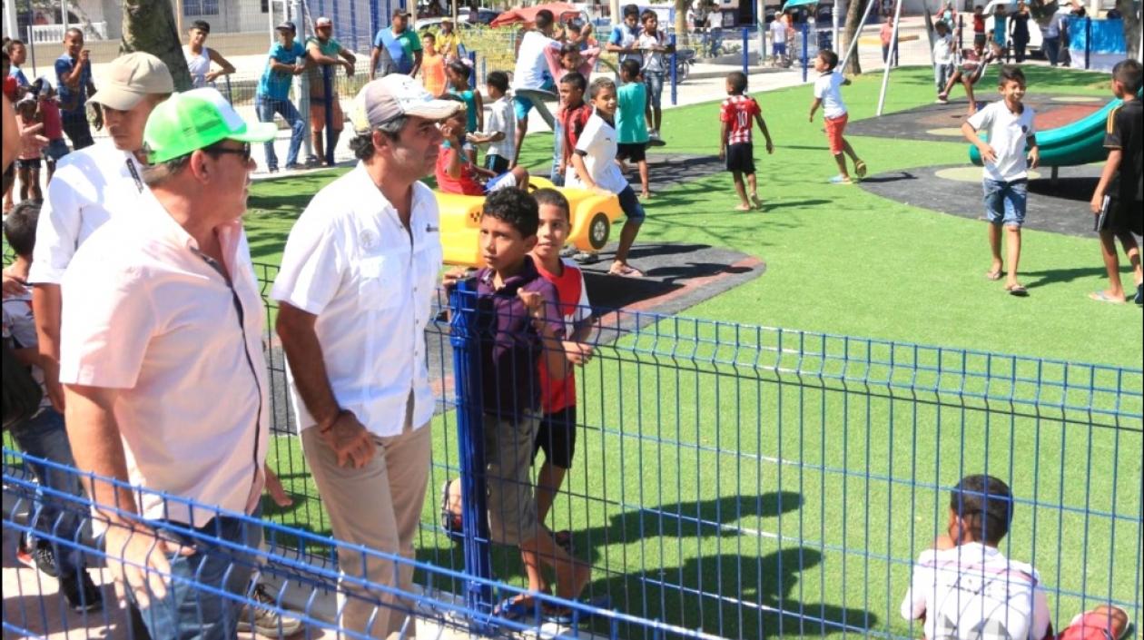 El Alcalde Alejandro Char y el Gerente de la ADI Alberto Salah, inspeccionando el parque.