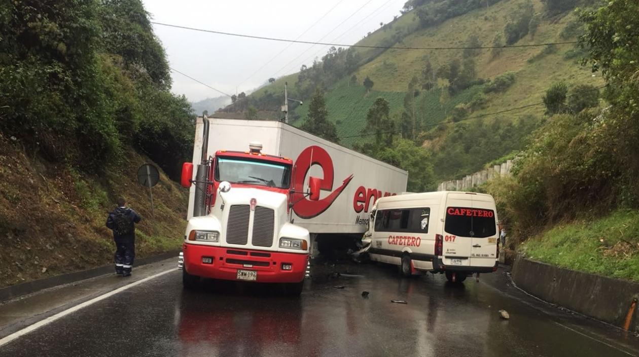 Por el accidente la vía estuvo cerrada.