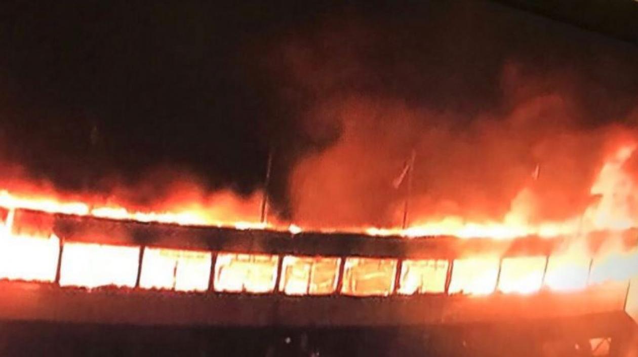 Las llamas consumiendo parte del escenario deportivo.