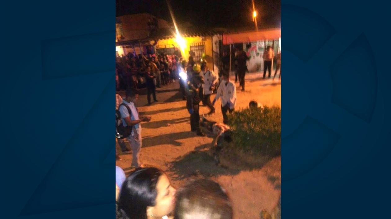 Autoridades durante la inspección del cadáver.