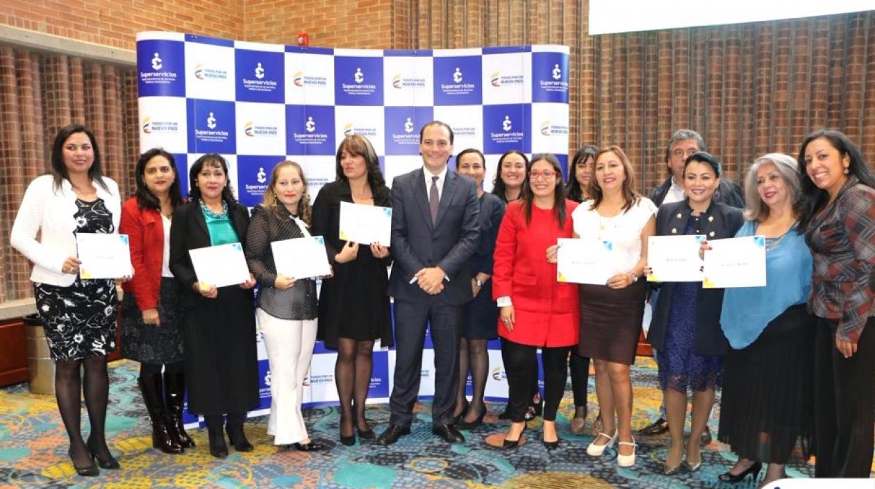 El Superintendente José Miguel Mendoza, despidiéndose de sus colaboradores cercanos.