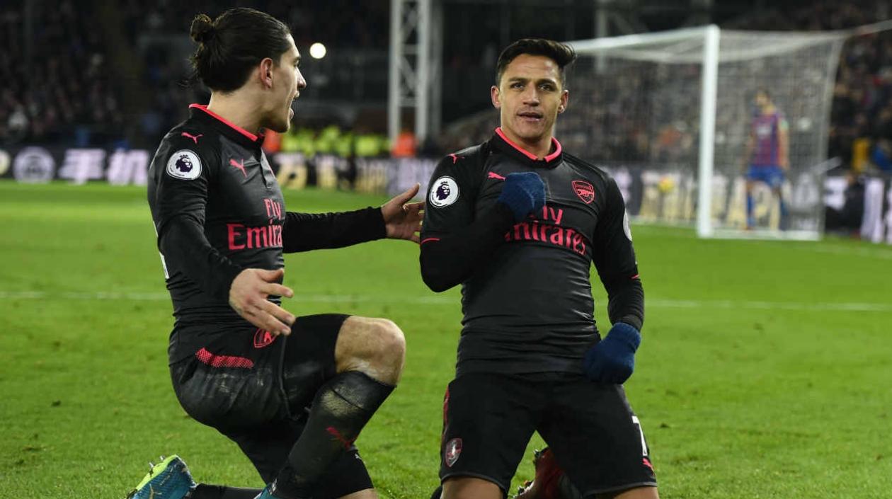 Héctor Bellerín y Alexis Sánchez celebran una de las anotaciones. 