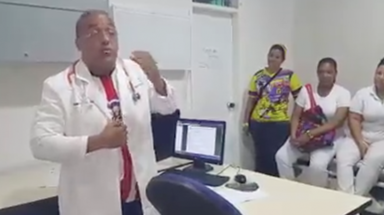 Momento en el médico interpreta la canción para reclamar el pago de sus salarios.