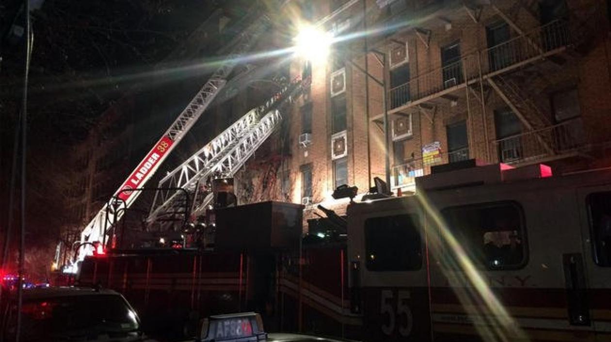 Bomberos intentan controlar el fuego.