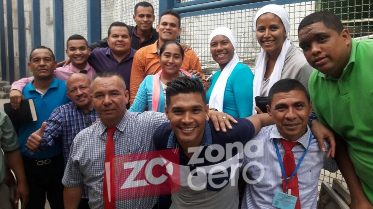 Teófilo Gutiérrez en La Modelo, acompañado de pastores evangélicos