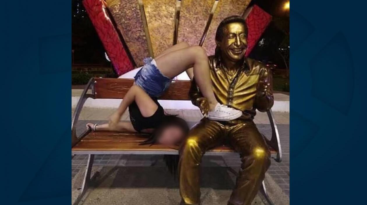 Seguidora en la estatua de Diomedes Díaz.