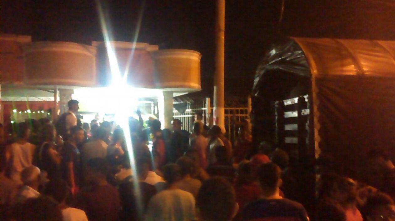 La comunidad aglomerada para ver del cerca al supuesto abusador.