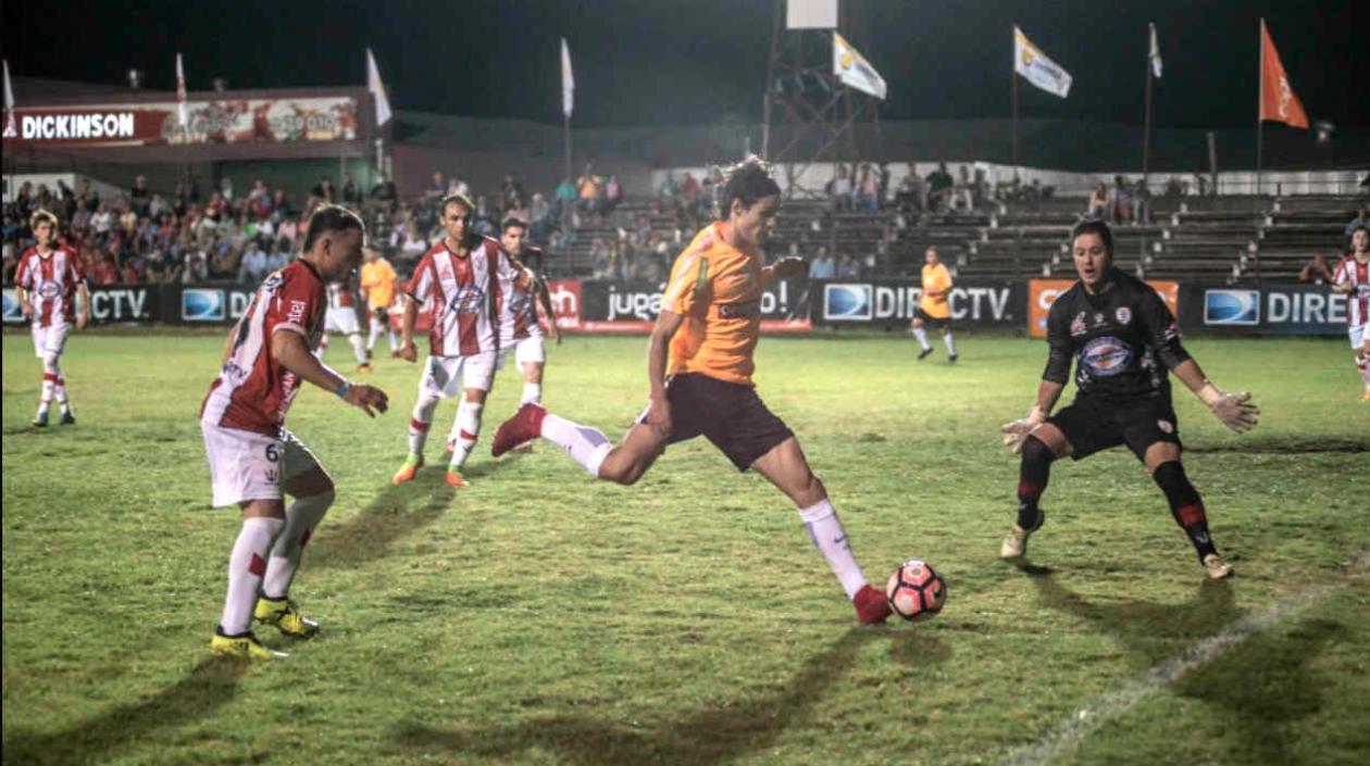 Edison Cavani durante el partido de beneficencia. 