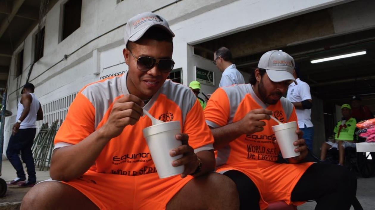 José Quintana y Nabil Crismatt degustan un vaso de sancocho de mondongo. 