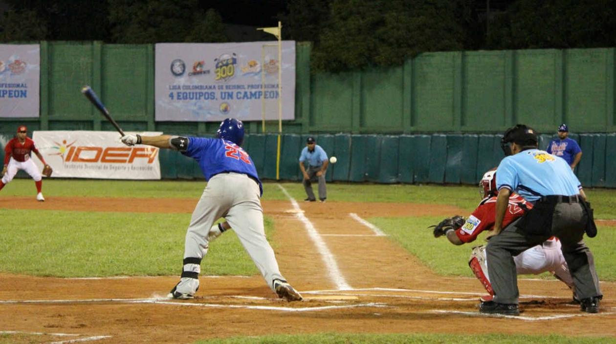 Acción del juego entre Caimanes y Tigres. 