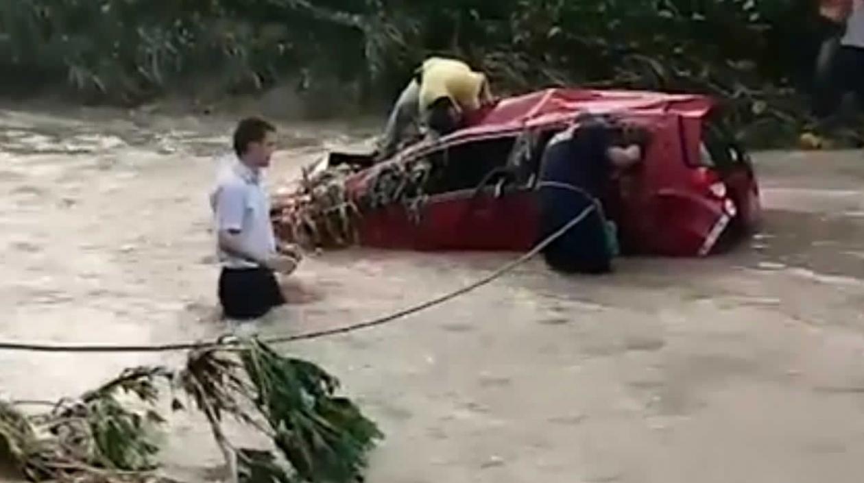 Voluntarios en el rescate del vehículo. 