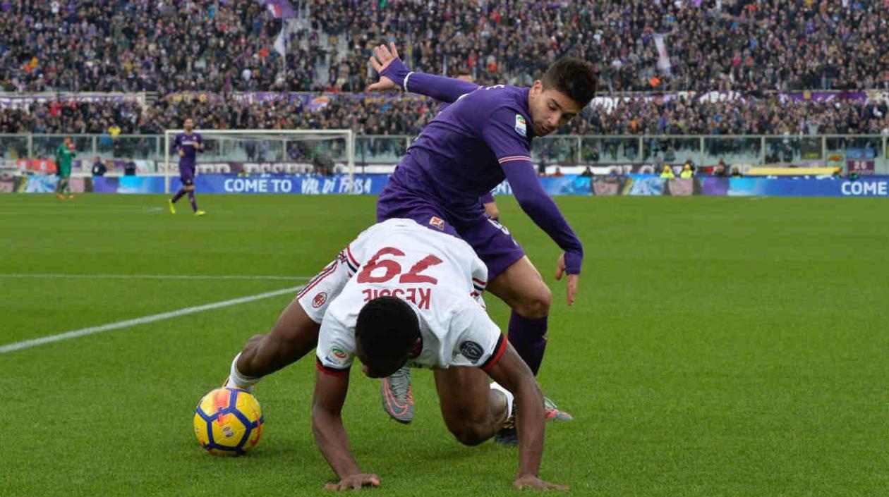 Giovanni Simeone disputa la pelota con franck Kessie. 