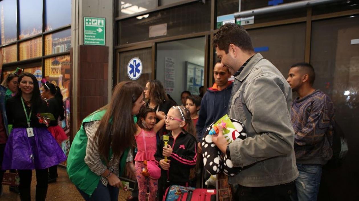 La directora del ICBF, Karen Abudinen, se tomó la Terminal de Transportes de Bogotá.