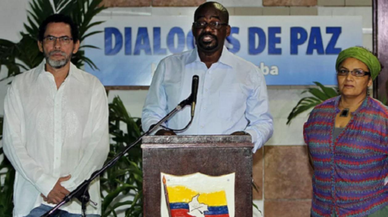 Pablo Atrato junto a los también desmovilizados Pastor Alape y Victoria Sandino durante los diálogos de paz en Cuba.