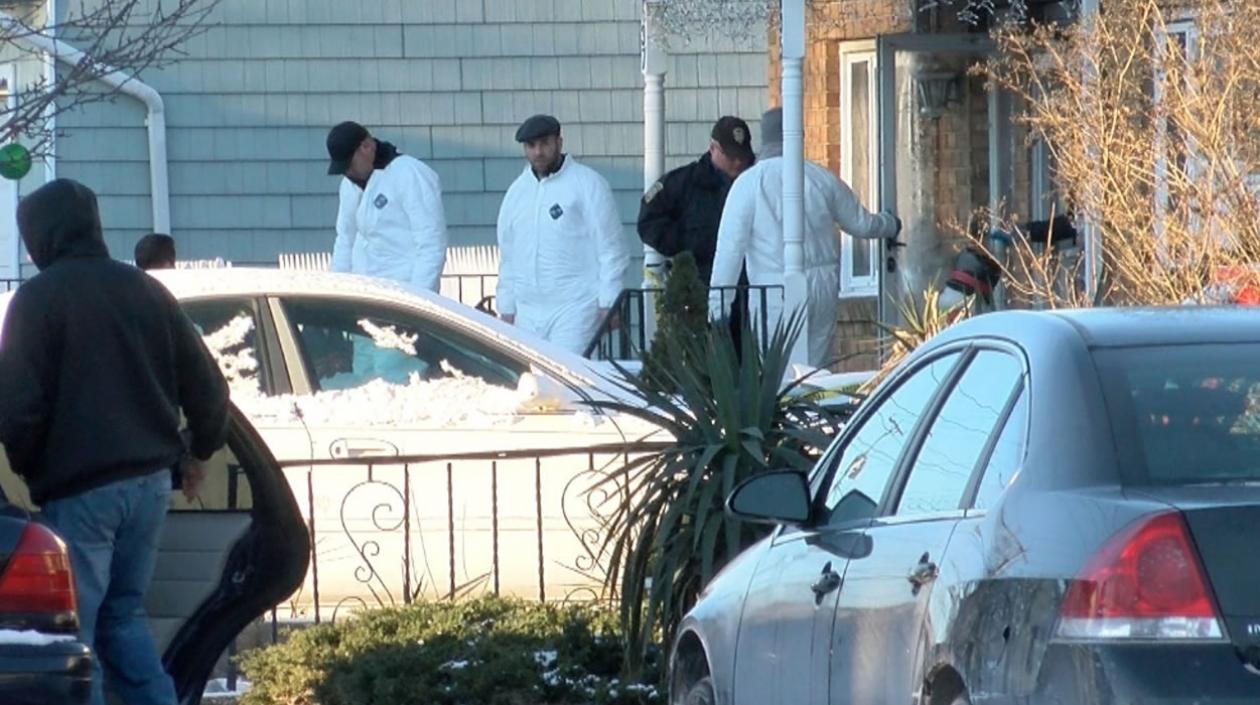 Autoridades hacen el levantamiento de los cadáveres en Nueva Jersy.