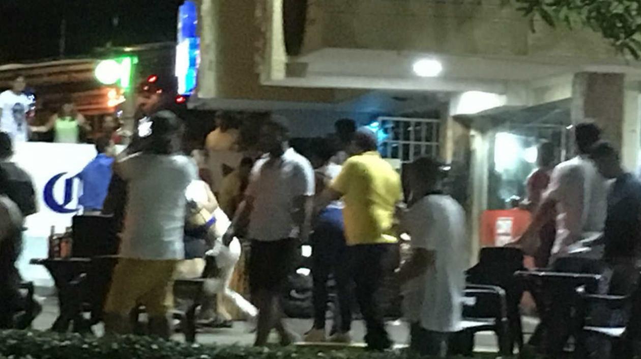 Momentos de la tremenda trifulca en un estadero en Barranquilla. 