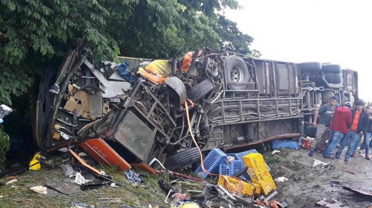 Así quedó el bus después del choque.