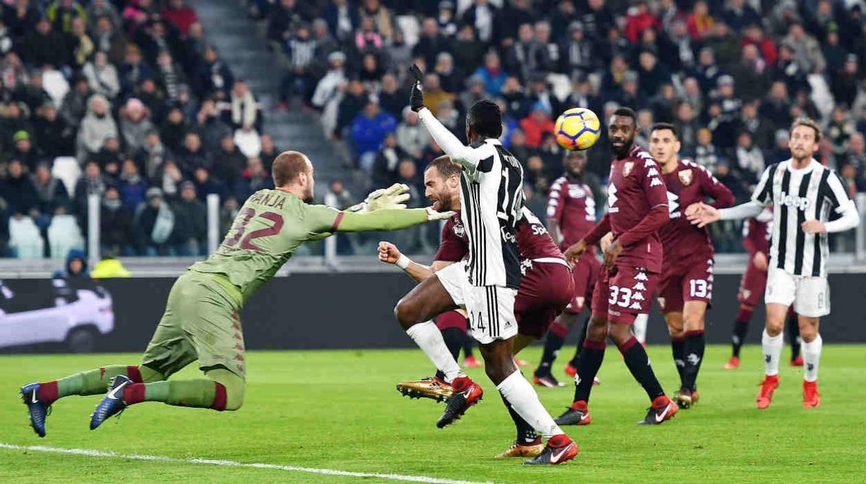 Acción del duelo entre Juventus y Torino. 