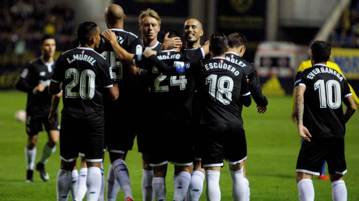 Jugadores del Sevilla celebran una anotación. 