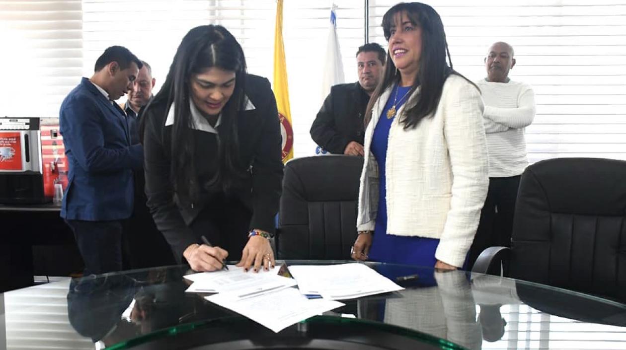 Sandra Plata Coronado, tomando posesión en Bogotá.