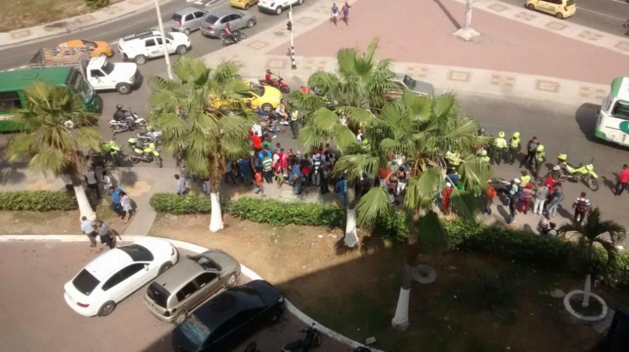 La gente se aglomeró en el lugar del accidente.